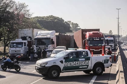 Decenas de camiones quedaron bloqueados en el corte de la autopista Riccheri