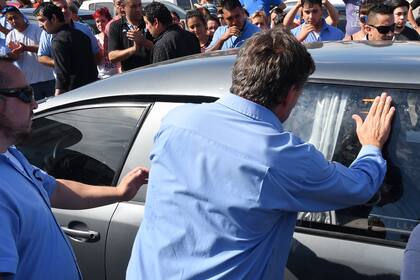 Decenas de colectiveros se reunieron donde despedían los restos de Alcaraz