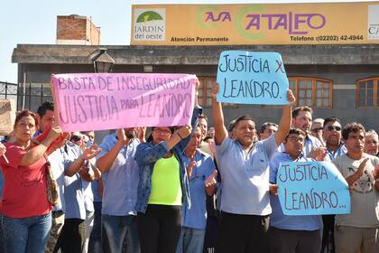 Decenas de colectiveros se reunieron donde despedían los restos de Alcaraz