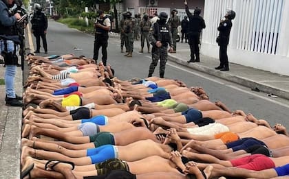Decenas de detenidos son tendidos en el suelo en un operativo tras el asalto a un hospital en Guayaquil (Archivo)  
