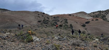 Decenas de efectivos realizan rastrillajes en la zona de Puerto Visser, en donde se encontró la camioneta que trasladaba a la pareja