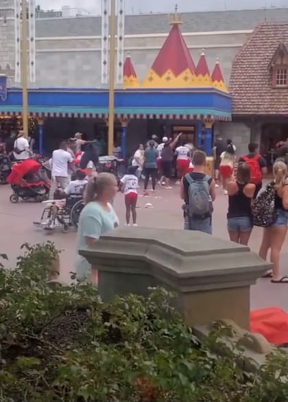 Decenas de familias presenciaron la pelea en Disney