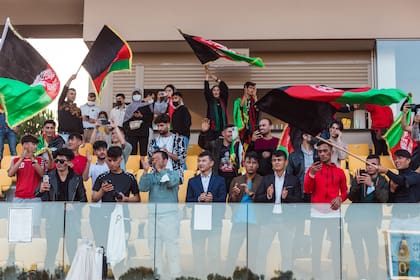 Decenas de fanáticos afganos animan a la selección nacional de fútbol en Antalya