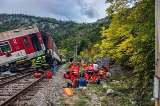 Decenas de heridos, dos en estado crítico, tras un choque entre trenes rápidos en Eslovaquia