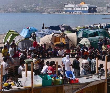 Decenas de inmigrantes, en uno de sus habituales encuentros en un campo de refugiados de Lesbos