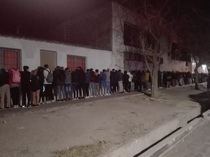 Decenas de jóvenes participaban de la fiesta ilegal. Tras ser identificados por las autoridades judiciales fueron entregados a sus padres. Una parte de los asistentes se fugó por los techos.