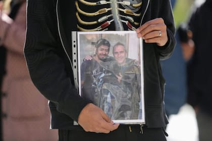 Decenas de mendocinos despiden a Marciano Cantero en el edificio del Ministerio de Cultura y Turismo de Mendoza. Cantero era bajista, cantante y líder de los Enanitos Verdes.