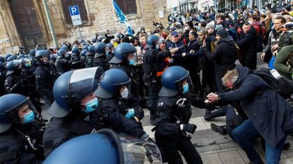 Decenas de miles de manifestantes contra las medidas del coronavirus se reunieron ayer en el centro de la ciudad de Kassel