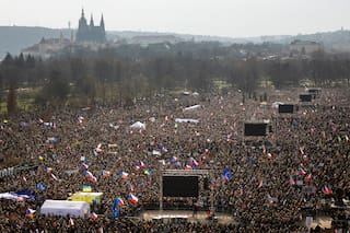 Decenas de miles de manifestantes se concentran en Praga contra el nuevo gobierno de Babiš
