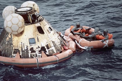 Decenas de millones de espectadores vieron el amerizaje de la nave en el océano Pacífico Sur por televisión