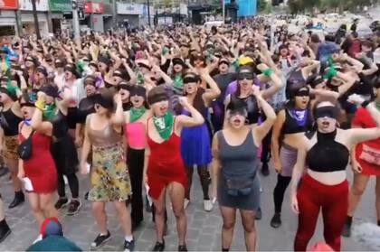 Decenas de mujeres cantan y bailan contra el patriarcado por las calles de Santiago de Chile el tema "Un violador en tu camino"