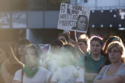 Decenas de mujeres marcharon a favor de la legalización del aborto legal, seguro y gratuito frente a la residencia presidencial, y pidieron justicia por el femicidio de Lucía Pérez