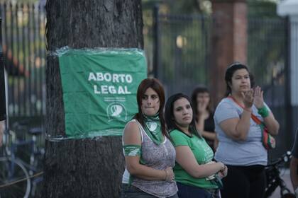 Decenas de mujeres marcharon a favor de la legalización del aborto legal, seguro y gratuito frente a la residencia presidencial