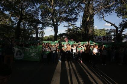 Decenas de mujeres marcharon a favor de la legalización del aborto legal, seguro y gratuito frente a la residencia presidencial, y pidieron justicia por el femicidio de Lucía Pérez