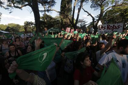 Decenas de mujeres marcharon a favor de la legalización del aborto legal, seguro y gratuito frente a la residencia presidencial, y pidieron justicia por el femicidio de Lucía Pérez