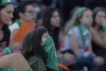 Decenas de mujeres marcharon a favor de la legalización del aborto legal, seguro y gratuito frente a la residencia presidencial, y pidieron justicia por el femicidio de Lucía Pérez