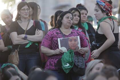 Decenas de mujeres marcharon a favor de la legalización del aborto legal, seguro y gratuito frente a la residencia presidencial, y pidieron justicia por el femicidio de Lucía Pérez