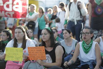 Decenas de mujeres marcharon a favor de la legalización del aborto legal, seguro y gratuito frente a la residencia presidencial, y pidieron justicia por el femicidio de Lucía Pérez