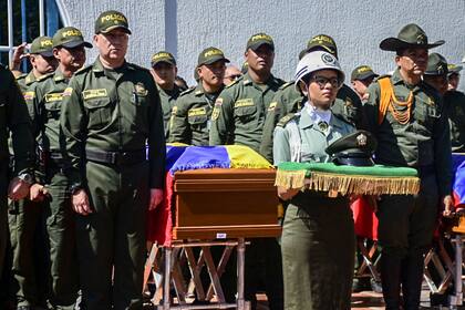 Decenas de oficiales de la policía colombiana y familiares participaron del entierro de los cinco agentes asesinados por un ataque de bomba, en Barranquilla