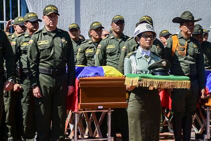 Decenas de oficiales de la policía colombiana y familiares participaron del entierro de los cinco agentes asesinados por un ataque de bomba, en Barranquilla