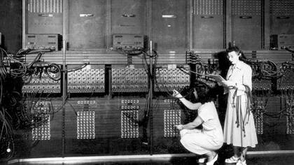 Decenas de otras mujeres siguieron programando ENIAC hasta 1955, como Gloria Gordon Bolotsky (izq) y Ester Gerston.