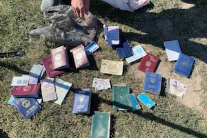 Un congresista de EE.UU. compartió una foto de pasaportes abandonados en la frontera y un detalle se volvió viral