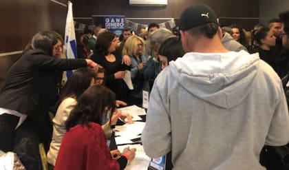 Decenas de personas comprar el "kit inicial" de 1100 pesos uruguayos para "ser millonarios"