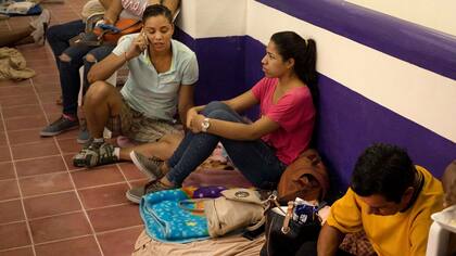 Decenas de personas esperan a que pase Patricia, en un refugio en Puerto Vallarta