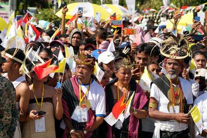 Decenas de personas esperan la llegada del papa Francisco a la Catedral de la Inmaculada Concepción en Dili, Timor Oriental, el 10 de septiembre de 2024.