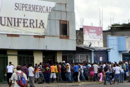 Decenas de personas ingresan a un supermercado para saquear sus alimentos en la localidad de San Félix