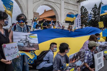 Decenas de personas se manifiestan contra la invasión rusa de Ucrania en Free Square en Taipei, Taiwán, el 9 de mayo de 2022. (Lam Yik Fei/The New York Times)