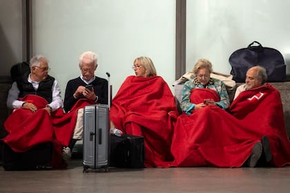 Decenas de personas se refugian en la estación de tren de Atocha, Madrid, donde pasarán la noche tras el apagón en España