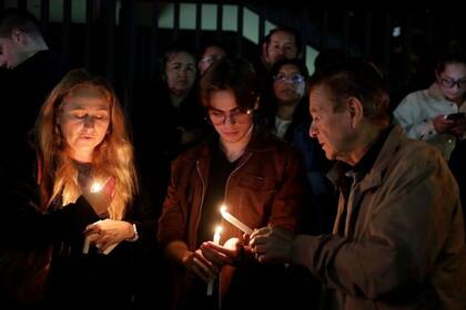 Decenas de personas se reunieron en las afueras de la fundación Santa Fé, donde fue llevado Uribe Turbay para ser sometido a una cirugía de emergencia