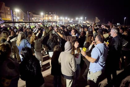 Decenas de personas se reunieron para celebrar la llegada del Año Nuevo