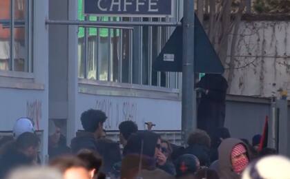 Decenas de personas se reunieron para marchar en contra del apoyo del gobierno italiano a Israel