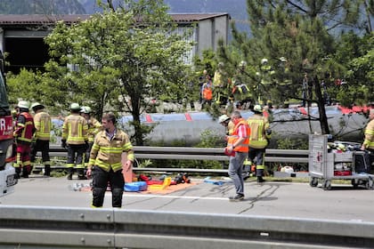 Decenas de socorristas y bomberos fueron al lugar del accidente. Photo: Josef Hornsteiner/Garmisch-Partenkirchner Tagblatt/dpa