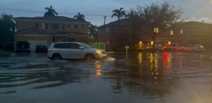 Decenas de vehículos quedaron entre el agua, luego de las lluvias en Florida