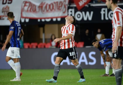 Decepción de Benjamín Rollheiser; más que por alguna tímida oportunidad perdida, hubo que lamentarse por el nivel del partido en el estadio Uno.