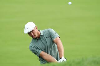 DeChambeau, el joven de gorra a la antigua y juego de un golfista consagrado
