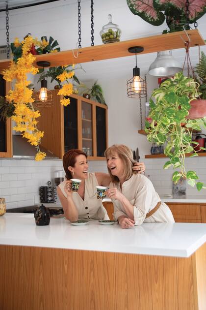 "Decidí contar la historia de mi mamá desde un lugar luminoso. Eso, para mí, fue sanador", cuenta la actriz y guionista.