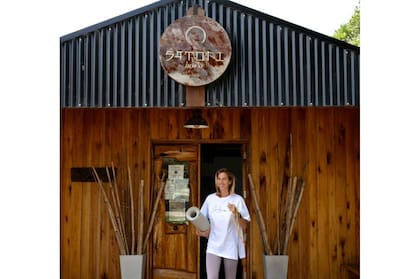 “Decidí profesionalizarse. Gracias a la pandemia, mucha gente se mudó y ya no me entraban en la casa”, dice entre risas Joha, quien hace tres años inauguró en Chapadmalal Satori Yoga House, un centro holístico, donde una red de profesionales ofrece diversas herramientas de bienestar y desarrollo personal.