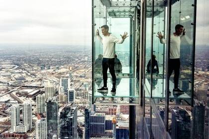 “Decidí renunciar a esos prestigiosos trabajos y replantearme mi estilo y filosofía de vida. Me llevo los mejores compañeros y aprendizajes de esa experiencia, aunque sentía que mi camino no iba hacia esa dirección, a ese mandato social” (Foto en Skydeck Chicago)