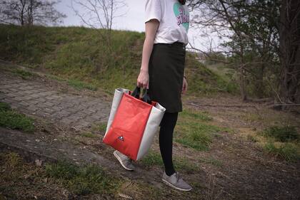 Decidieron hacer accesorios porque la gente los usa con regularidad y los acompaña en su vida cotidiana.