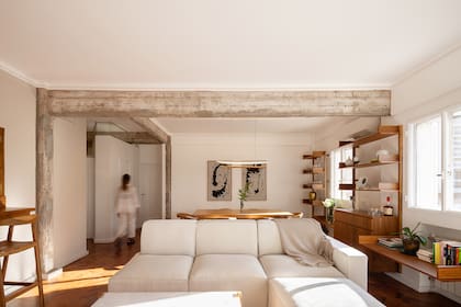 “Decidimos mantener los pisos, restaurar las aberturas y conservar la envolvente del edificio, porque forman parte del carácter del lugar”, dicen desde el Estudio Oarq, de Rosario.