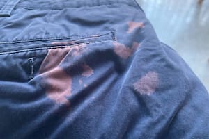 Los cinco trucos infalibles de limpieza para quitar las manchas de lavandina de la ropa
