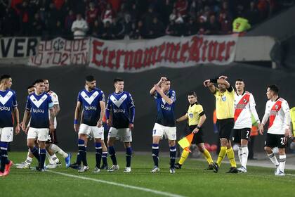 Decisión tomada: mano de Matías Suárez, gol anulado