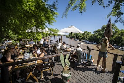 Deck con vista al rio en Arroyo Pajarito, un polo que pronto sumará un nuevo paseo con diferentes propuestas gastronóicas
