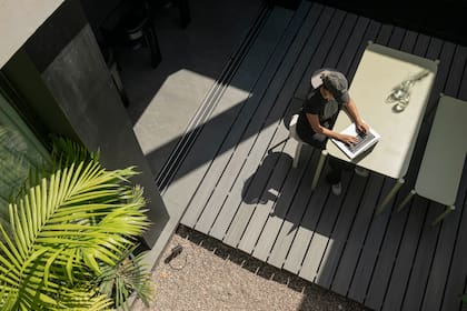 Deck de PVC 'Silver Gray'. Mesa y bancos (Taller A Prima). Paisajismo (Huella Paisajismo).