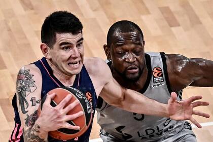Deck, marcado por Charles Kahudi, de Lyon, en uno de sus últimos encuentros en Real Madrid, antes de emigrar a la NBA