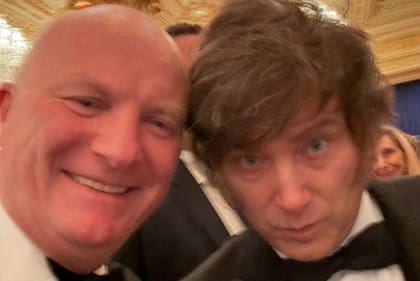 Declan Ganley, empresario y activista irlandés, fundador del euroescéptico Libertas, se sacó una selfie con Milei